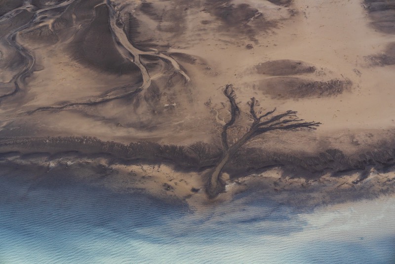 Durante as visitas que o fotógrafo austríaco Stefan Brenner fez a Islândia, ele passou a desenvolver um interesse visual as diferentes formas que a natureza tomava ao seu redor. Sempre documentando tudo ao seu redor, ele fotografou tudo aquilo que ele via. 