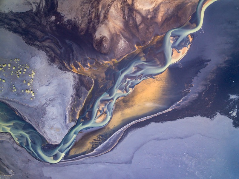 Durante as visitas que o fotógrafo austríaco Stefan Brenner fez a Islândia, ele passou a desenvolver um interesse visual as diferentes formas que a natureza tomava ao seu redor. Sempre documentando tudo ao seu redor, ele fotografou tudo aquilo que ele via. 
