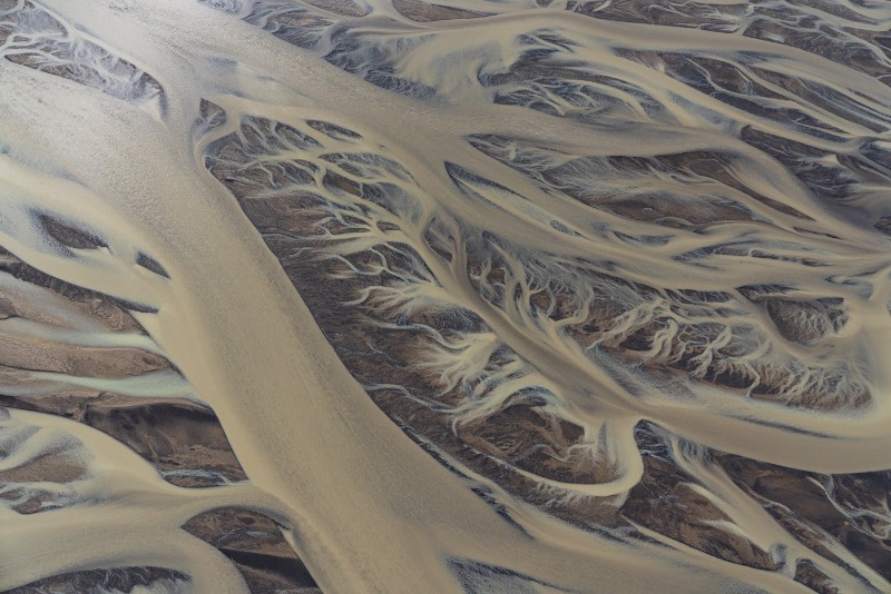 Durante as visitas que o fotógrafo austríaco Stefan Brenner fez a Islândia, ele passou a desenvolver um interesse visual as diferentes formas que a natureza tomava ao seu redor. Sempre documentando tudo ao seu redor, ele fotografou tudo aquilo que ele via. 