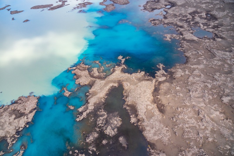 Durante as visitas que o fotógrafo austríaco Stefan Brenner fez a Islândia, ele passou a desenvolver um interesse visual as diferentes formas que a natureza tomava ao seu redor. Sempre documentando tudo ao seu redor, ele fotografou tudo aquilo que ele via. 