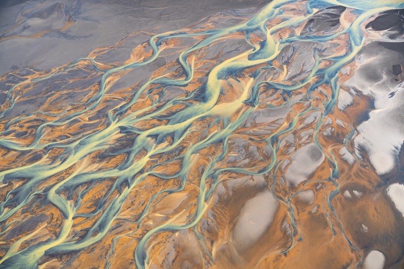 Durante as visitas que o fotógrafo austríaco Stefan Brenner fez a Islândia, ele passou a desenvolver um interesse visual as diferentes formas que a natureza tomava ao seu redor. Sempre documentando tudo ao seu redor, ele fotografou tudo aquilo que ele via. 