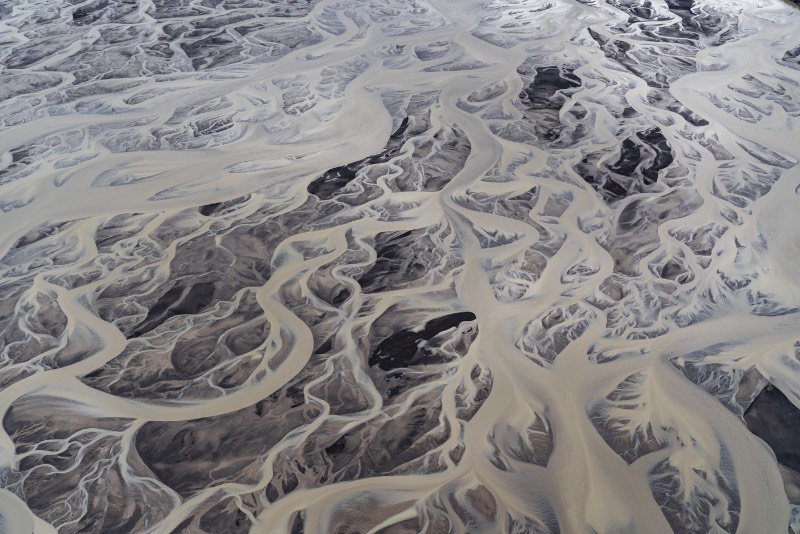 Durante as visitas que o fotógrafo austríaco Stefan Brenner fez a Islândia, ele passou a desenvolver um interesse visual as diferentes formas que a natureza tomava ao seu redor. Sempre documentando tudo ao seu redor, ele fotografou tudo aquilo que ele via. 