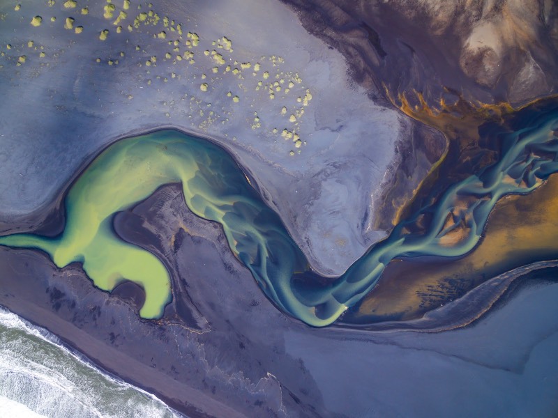Durante as visitas que o fotógrafo austríaco Stefan Brenner fez a Islândia, ele passou a desenvolver um interesse visual as diferentes formas que a natureza tomava ao seu redor. Sempre documentando tudo ao seu redor, ele fotografou tudo aquilo que ele via. 