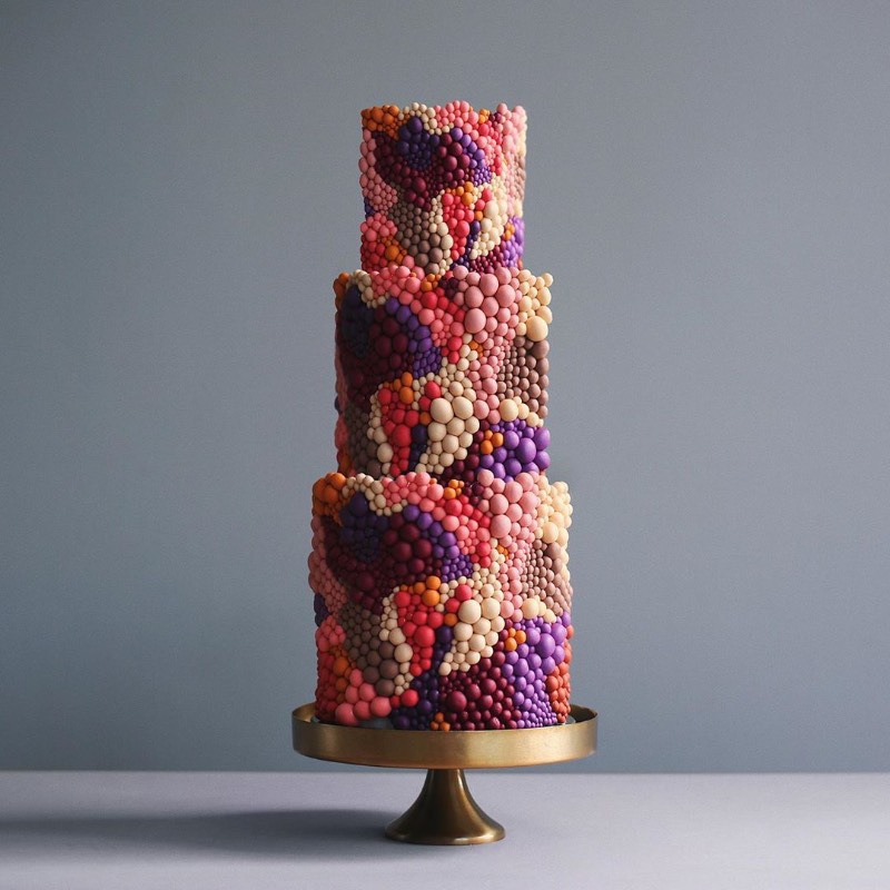 Tortyk Annushka é o nome de uma confeitaria fundada em Moscou em 2009. A equipe de confeiteiros e decoradores de bolo são mais do que artistas e não sei direito como descrever o que eles fazem para criar os bolos fenomenais que me deparei hoje no Instagram. 