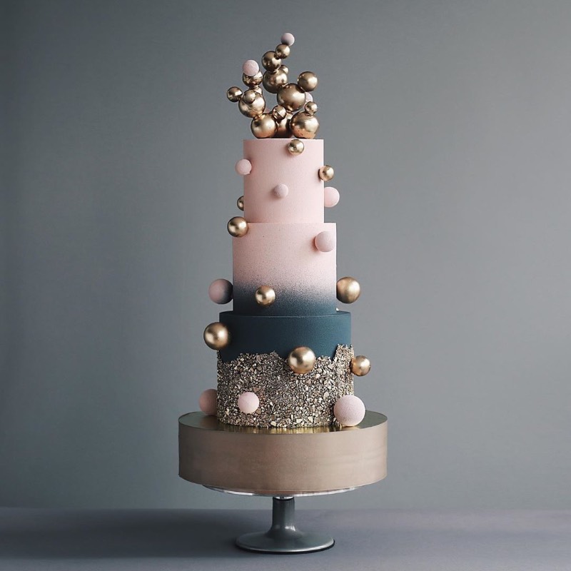 Tortyk Annushka é o nome de uma confeitaria fundada em Moscou em 2009. A equipe de confeiteiros e decoradores de bolo são mais do que artistas e não sei direito como descrever o que eles fazem para criar os bolos fenomenais que me deparei hoje no Instagram. 