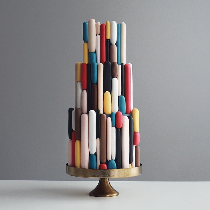 Tortyk Annushka é o nome de uma confeitaria fundada em Moscou em 2009. A equipe de confeiteiros e decoradores de bolo são mais do que artistas e não sei direito como descrever o que eles fazem para criar os bolos fenomenais que me deparei hoje no Instagram. 