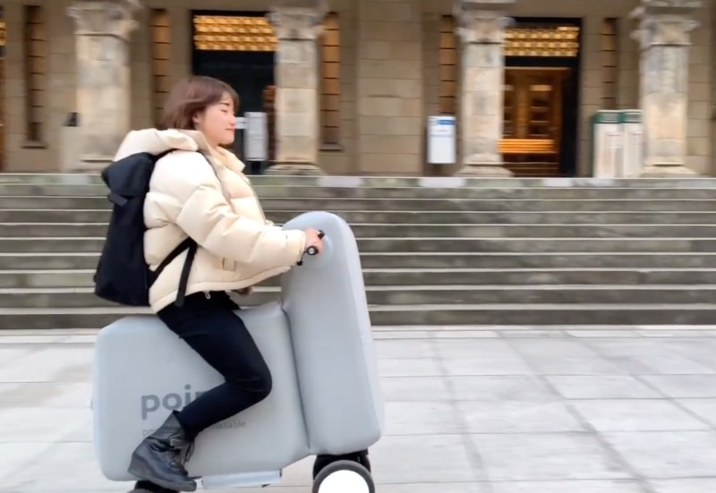 Combinando mobilidade pessoal com uma versão leve da robótica, o Poimo é algo pensando para redefinir como as pessoas se movem pelas cidades do mundo. Tudo isso através de um scooter elétrico inflável que cabe dentro de uma mochila.