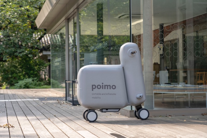 Combinando mobilidade pessoal com uma versão leve da robótica, o Poimo é algo pensando para redefinir como as pessoas se movem pelas cidades do mundo. Tudo isso através de um scooter elétrico inflável que cabe dentro de uma mochila.