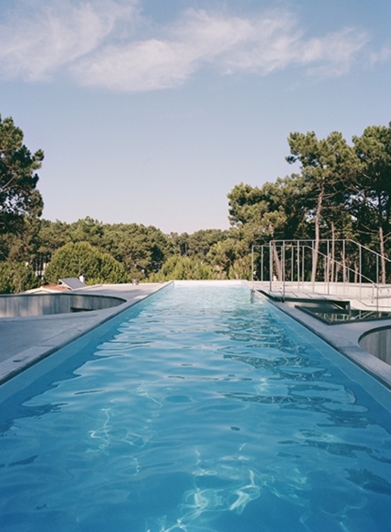 A Casa Trevo é o mais novo trabalho do pessoal do Double O Studio. A construção é feita de uma série de formas de concreto e é coroada no seu último andar com uma piscina. Localizada na região de Aroeira, em Portugal, a Casa Trevo foi construída em um terreno arenoso, cercado de pinheiros e de frente para o Oceano Atlântico. E recebeu o nome devido a sua forma geométrica inusitada.