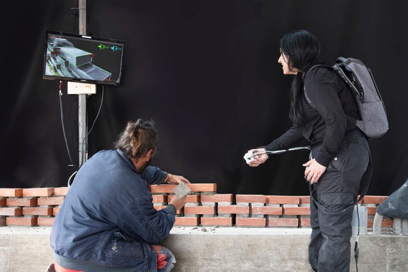 Para construir a fachada de tijolos da Vinícola Kitrvs foram necessários 13.596 tijolos que foram posicionados no lugar certo através de um sistema de visualização de realidade aumentada e design interativo. Tudo isso foi para de um projeto experimental da ETH Zurich que envolveu alguns pedreiros na Grécia e o resultado você pode ver nas imagens e vídeo logo abaixo. 