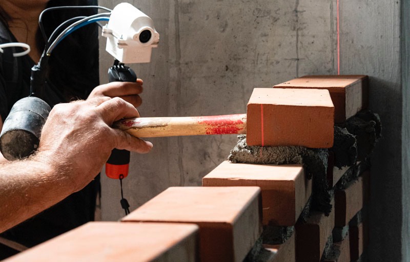 Para construir a fachada de tijolos da Vinícola Kitrvs foram necessários 13.596 tijolos que foram posicionados no lugar certo através de um sistema de visualização de realidade aumentada e design interativo. Tudo isso foi para de um projeto experimental da ETH Zurich que envolveu alguns pedreiros na Grécia e o resultado você pode ver nas imagens e vídeo logo abaixo. 