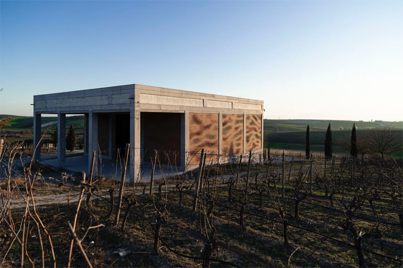 Para construir a fachada de tijolos da Vinícola Kitrvs foram necessários 13.596 tijolos que foram posicionados no lugar certo através de um sistema de visualização de realidade aumentada e design interativo. Tudo isso foi para de um projeto experimental da ETH Zurich que envolveu alguns pedreiros na Grécia e o resultado você pode ver nas imagens e vídeo logo abaixo. 