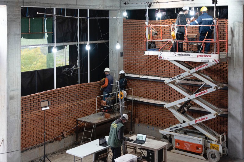 Para construir a fachada de tijolos da Vinícola Kitrvs foram necessários 13.596 tijolos que foram posicionados no lugar certo através de um sistema de visualização de realidade aumentada e design interativo. Tudo isso foi para de um projeto experimental da ETH Zurich que envolveu alguns pedreiros na Grécia e o resultado você pode ver nas imagens e vídeo logo abaixo. 