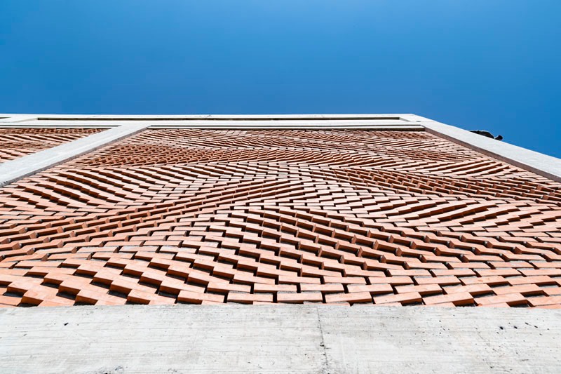 Para construir a fachada de tijolos da Vinícola Kitrvs foram necessários 13.596 tijolos que foram posicionados no lugar certo através de um sistema de visualização de realidade aumentada e design interativo. Tudo isso foi para de um projeto experimental da ETH Zurich que envolveu alguns pedreiros na Grécia e o resultado você pode ver nas imagens e vídeo logo abaixo. 