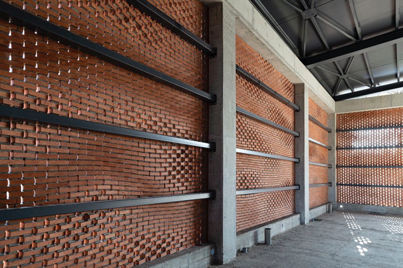 Para construir a fachada de tijolos da Vinícola Kitrvs foram necessários 13.596 tijolos que foram posicionados no lugar certo através de um sistema de visualização de realidade aumentada e design interativo. Tudo isso foi para de um projeto experimental da ETH Zurich que envolveu alguns pedreiros na Grécia e o resultado você pode ver nas imagens e vídeo logo abaixo. 