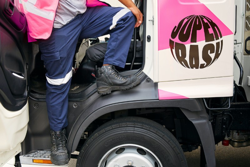 Supertrash é o nome de um pequeno serviço de coleta familiar de lixo na Nova Zelândia. Pequeno serviço com um grande propósito que é de ajudar a desviar resíduos para aterros e incentivar a reciclagem.