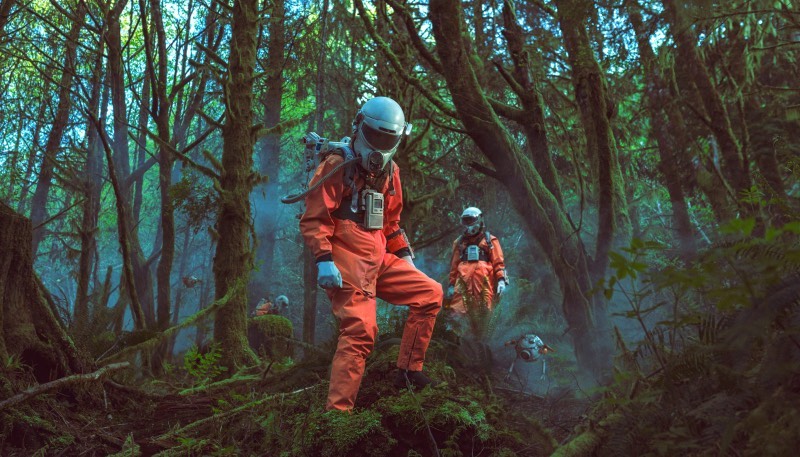 É de Portland que Mako Miyamoto trabalha como cineasta, fotógrafo e diretor de criação. E o que ele anda produzindo é aquele categoria de trabalho que se torna inconfundível após vê-lo pela primeira vez. Afinal, ele desenvolve paisagens visuais onde personagens mascarados se tornam reais e vivem narrativas mais do que atraentes. 