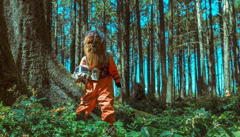 É de Portland que Mako Miyamoto trabalha como cineasta, fotógrafo e diretor de criação. E o que ele anda produzindo é aquele categoria de trabalho que se torna inconfundível após vê-lo pela primeira vez. Afinal, ele desenvolve paisagens visuais onde personagens mascarados se tornam reais e vivem narrativas mais do que atraentes. 
