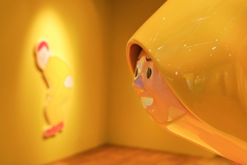 Através de uma colaboração da Sothebys com a AllRightsReserved, o trabalho do espanhol Joan Cornella? chega a Hong Kong com uma exposição que recebeu o belíssimo nome de My Life Is Pointless. Nessa exposição agendada para o final de um conturbado ano para todos, o artista expõe seus novos trabalhos que envolvem grandes painéis, pinturas e esculturas de bronze.