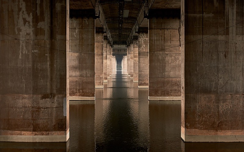 Quando você visita Seul, a capital da Coreia do Sul, você se depara com 27 pontes massivas que cruzam o rio Han. Cada uma dessas pontes de Seul tem um visual único, especial e muitos turistas gostam de fotografá-las e foi isso que Manuel Alvarez Diestro fez também. Mas ele fez isso de um ângulo um pouco menos tradicional e resolveu documentar todas essas pontes por baixo, mostrando o rio e o concreto de um jeito especial. 