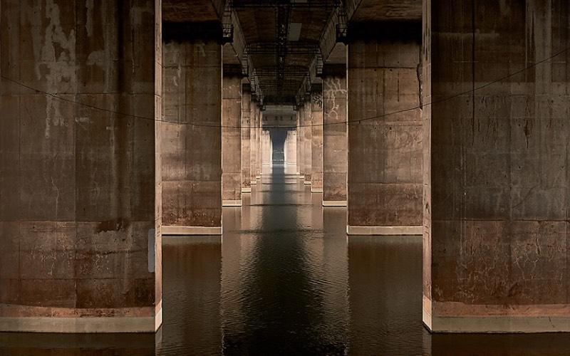 Quando você visita Seul, a capital da Coreia do Sul, você se depara com 27 pontes massivas que cruzam o rio Han. Cada uma dessas pontes de Seul tem um visual único, especial e muitos turistas gostam de fotografá-las e foi isso que Manuel Alvarez Diestro fez também. Mas ele fez isso de um ângulo um pouco menos tradicional e resolveu documentar todas essas pontes por baixo, mostrando o rio e o concreto de um jeito especial. 