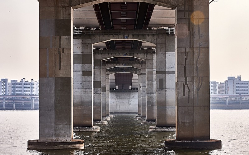 Quando você visita Seul, a capital da Coreia do Sul, você se depara com 27 pontes massivas que cruzam o rio Han. Cada uma dessas pontes de Seul tem um visual único, especial e muitos turistas gostam de fotografá-las e foi isso que Manuel Alvarez Diestro fez também. Mas ele fez isso de um ângulo um pouco menos tradicional e resolveu documentar todas essas pontes por baixo, mostrando o rio e o concreto de um jeito especial. 