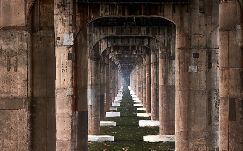 Quando você visita Seul, a capital da Coreia do Sul, você se depara com 27 pontes massivas que cruzam o rio Han. Cada uma dessas pontes de Seul tem um visual único, especial e muitos turistas gostam de fotografá-las e foi isso que Manuel Alvarez Diestro fez também. Mas ele fez isso de um ângulo um pouco menos tradicional e resolveu documentar todas essas pontes por baixo, mostrando o rio e o concreto de um jeito especial. 