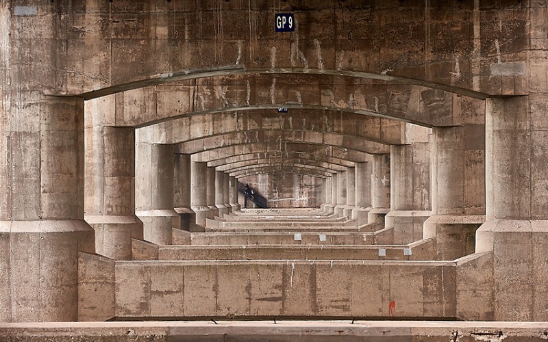 Quando você visita Seul, a capital da Coreia do Sul, você se depara com 27 pontes massivas que cruzam o rio Han. Cada uma dessas pontes de Seul tem um visual único, especial e muitos turistas gostam de fotografá-las e foi isso que Manuel Alvarez Diestro fez também. Mas ele fez isso de um ângulo um pouco menos tradicional e resolveu documentar todas essas pontes por baixo, mostrando o rio e o concreto de um jeito especial. 