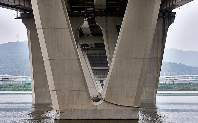 Quando você visita Seul, a capital da Coreia do Sul, você se depara com 27 pontes massivas que cruzam o rio Han. Cada uma dessas pontes de Seul tem um visual único, especial e muitos turistas gostam de fotografá-las e foi isso que Manuel Alvarez Diestro fez também. Mas ele fez isso de um ângulo um pouco menos tradicional e resolveu documentar todas essas pontes por baixo, mostrando o rio e o concreto de um jeito especial. 