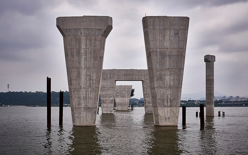 Quando você visita Seul, a capital da Coreia do Sul, você se depara com 27 pontes massivas que cruzam o rio Han. Cada uma dessas pontes de Seul tem um visual único, especial e muitos turistas gostam de fotografá-las e foi isso que Manuel Alvarez Diestro fez também. Mas ele fez isso de um ângulo um pouco menos tradicional e resolveu documentar todas essas pontes por baixo, mostrando o rio e o concreto de um jeito especial. 