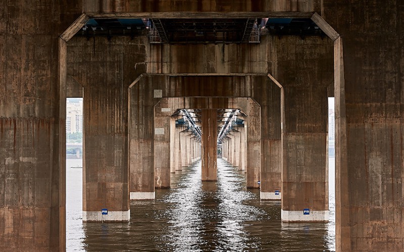 Quando você visita Seul, a capital da Coreia do Sul, você se depara com 27 pontes massivas que cruzam o rio Han. Cada uma dessas pontes de Seul tem um visual único, especial e muitos turistas gostam de fotografá-las e foi isso que Manuel Alvarez Diestro fez também. Mas ele fez isso de um ângulo um pouco menos tradicional e resolveu documentar todas essas pontes por baixo, mostrando o rio e o concreto de um jeito especial. 