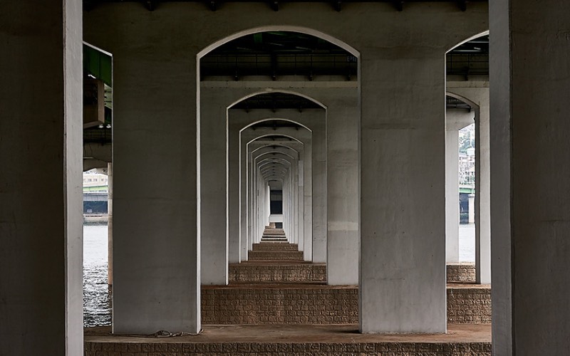 Quando você visita Seul, a capital da Coreia do Sul, você se depara com 27 pontes massivas que cruzam o rio Han. Cada uma dessas pontes de Seul tem um visual único, especial e muitos turistas gostam de fotografá-las e foi isso que Manuel Alvarez Diestro fez também. Mas ele fez isso de um ângulo um pouco menos tradicional e resolveu documentar todas essas pontes por baixo, mostrando o rio e o concreto de um jeito especial. 