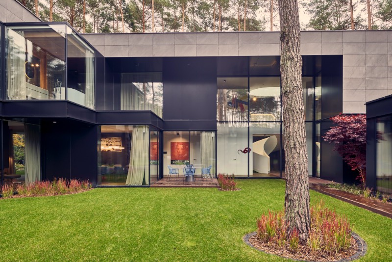 O estúdio de arquitetura Przemys?aw Olczyk Mobius Architekci construiu uma casa feita de madeira em forma de círculo, no meio das florestas ao oeste de Varsóvia, a capital da Polônia. Essa casa circular recebeu o nome de Circle Wood e foi feita como um projeto de residência privada, todo construída em madeira, com a intenção de que a casa se misture completamente com o ambiente que a cerca.