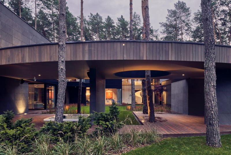 O estúdio de arquitetura Przemys?aw Olczyk Mobius Architekci construiu uma casa feita de madeira em forma de círculo, no meio das florestas ao oeste de Varsóvia, a capital da Polônia. Essa casa circular recebeu o nome de Circle Wood e foi feita como um projeto de residência privada, todo construída em madeira, com a intenção de que a casa se misture completamente com o ambiente que a cerca.
