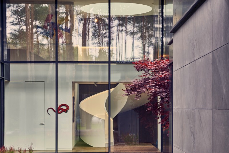 O estúdio de arquitetura Przemys?aw Olczyk Mobius Architekci construiu uma casa feita de madeira em forma de círculo, no meio das florestas ao oeste de Varsóvia, a capital da Polônia. Essa casa circular recebeu o nome de Circle Wood e foi feita como um projeto de residência privada, todo construída em madeira, com a intenção de que a casa se misture completamente com o ambiente que a cerca.