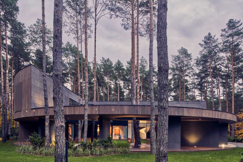 O estúdio de arquitetura Przemys?aw Olczyk Mobius Architekci construiu uma casa feita de madeira em forma de círculo, no meio das florestas ao oeste de Varsóvia, a capital da Polônia. Essa casa circular recebeu o nome de Circle Wood e foi feita como um projeto de residência privada, todo construída em madeira, com a intenção de que a casa se misture completamente com o ambiente que a cerca.