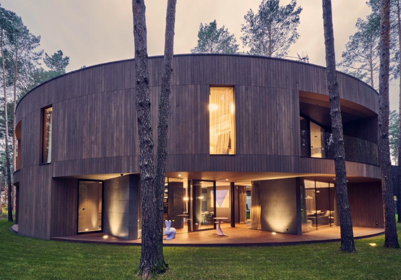 O estúdio de arquitetura Przemys?aw Olczyk Mobius Architekci construiu uma casa feita de madeira em forma de círculo, no meio das florestas ao oeste de Varsóvia, a capital da Polônia. Essa casa circular recebeu o nome de Circle Wood e foi feita como um projeto de residência privada, todo construída em madeira, com a intenção de que a casa se misture completamente com o ambiente que a cerca.