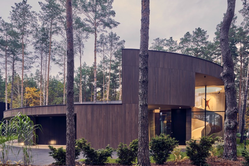 O estúdio de arquitetura Przemys?aw Olczyk Mobius Architekci construiu uma casa feita de madeira em forma de círculo, no meio das florestas ao oeste de Varsóvia, a capital da Polônia. Essa casa circular recebeu o nome de Circle Wood e foi feita como um projeto de residência privada, todo construída em madeira, com a intenção de que a casa se misture completamente com o ambiente que a cerca.