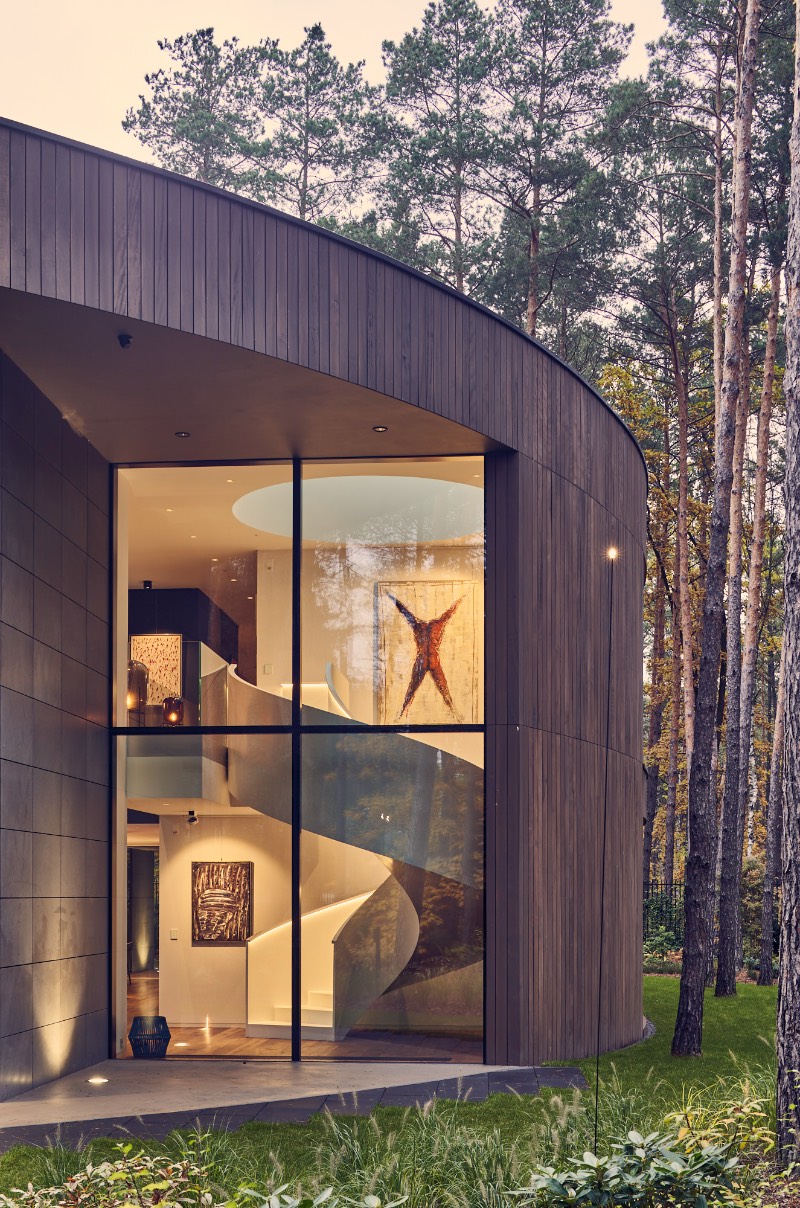 O estúdio de arquitetura Przemys?aw Olczyk Mobius Architekci construiu uma casa feita de madeira em forma de círculo, no meio das florestas ao oeste de Varsóvia, a capital da Polônia. Essa casa circular recebeu o nome de Circle Wood e foi feita como um projeto de residência privada, todo construída em madeira, com a intenção de que a casa se misture completamente com o ambiente que a cerca.