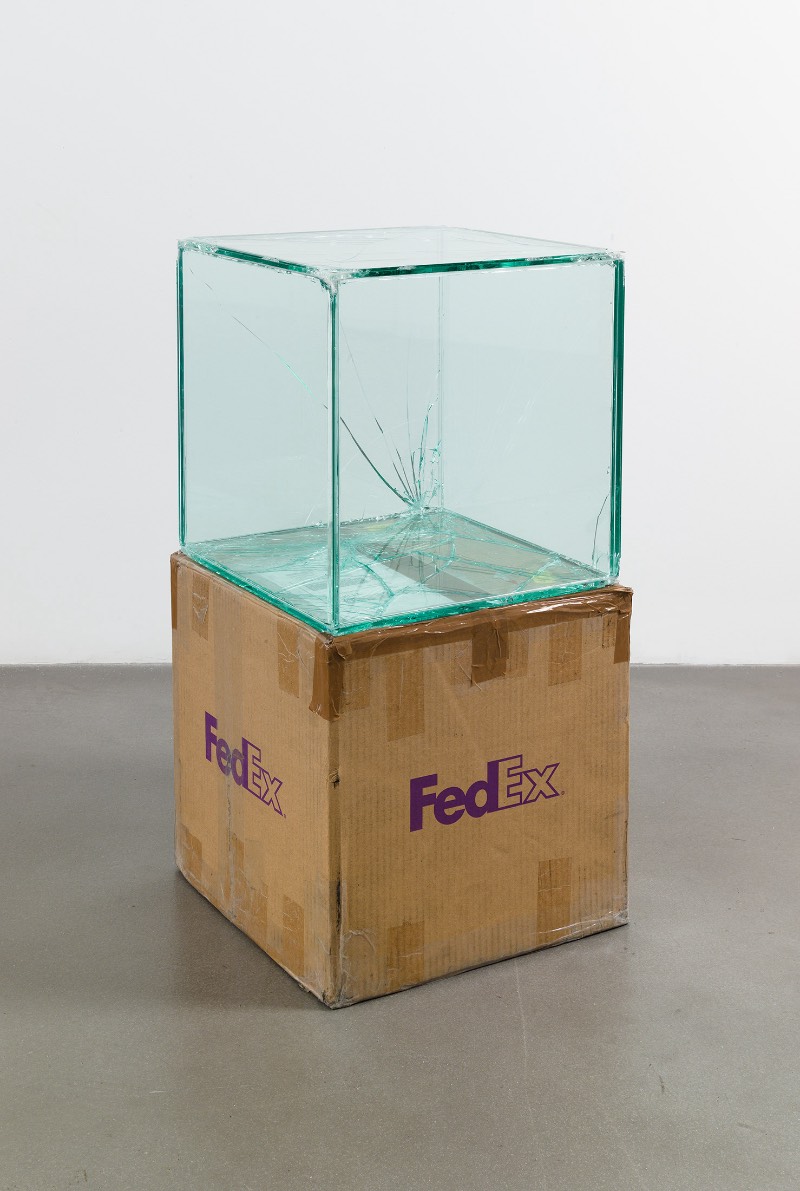 Foi em 2007 que o artista Walead Beshty começou a usar da infraestrutura de entregas da FedEx para criar uma série de obras de arte inusitadas. Para isso, ele constrói objetos de vidro que cabem perfeitamente nas caixas de remessa da FedEx e, depois, ele envia essas caixas sem qualquer proteção para museus e galerias de arte onde elas serão expostas.
