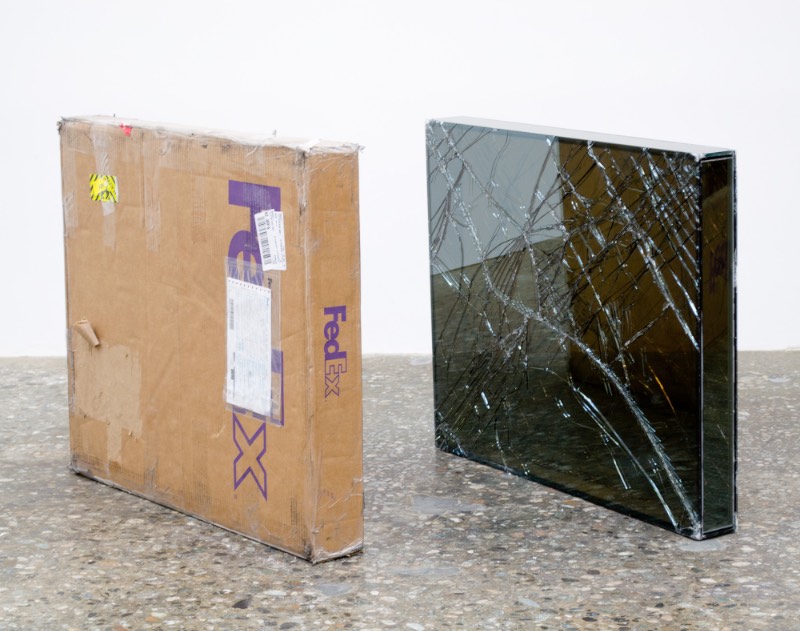 Foi em 2007 que o artista Walead Beshty começou a usar da infraestrutura de entregas da FedEx para criar uma série de obras de arte inusitadas. Para isso, ele constrói objetos de vidro que cabem perfeitamente nas caixas de remessa da FedEx e, depois, ele envia essas caixas sem qualquer proteção para museus e galerias de arte onde elas serão expostas.