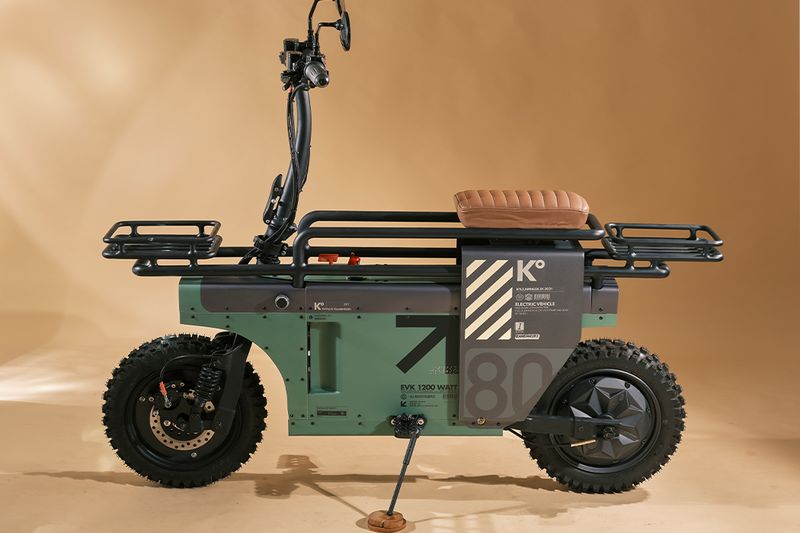 A Katalis Spacebar é uma scooter com um visual especial, um visual que surgiu inspirado pelo visual do teclado de um laptop. Foi esse objeto que acendeu a luz da inspiração na cabeça de Joseph Sinaga do estúdio de design Katalis, lá de Jacarta.