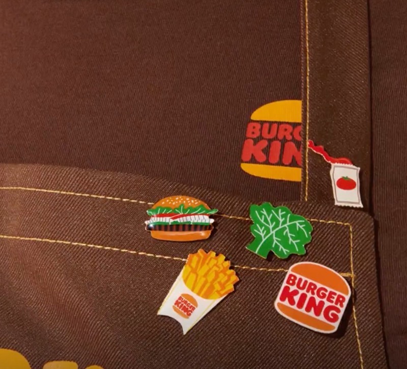 O rebranding que você pode ver aqui é a primeira mudança na marca do Burger King nos últimos 20 anos. E a ideia aqui, de acordo com o pessoal da Jones Knowles Ritchie, é voltar ao passado da empresa. Apresentando assim uma identidade visual que se assemelha bastante aquilo que foi usado pela rede de fast food entre 1969 e 1994. 