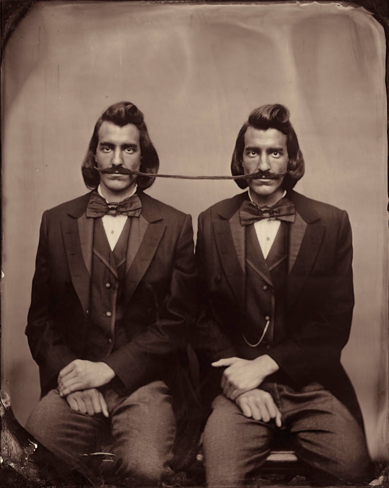 Shimmel Zohar foi um fotógrafo judeu mítico que imigrou da Europa para os Estados Unidos no século XIX e que acabou fundando o Zohar Studios. Algumas das fotografias desse estúdio acabaram chegando agora em uma instalação fotográfica desenvolvida pelo fotógrafo Stephen Berkman.