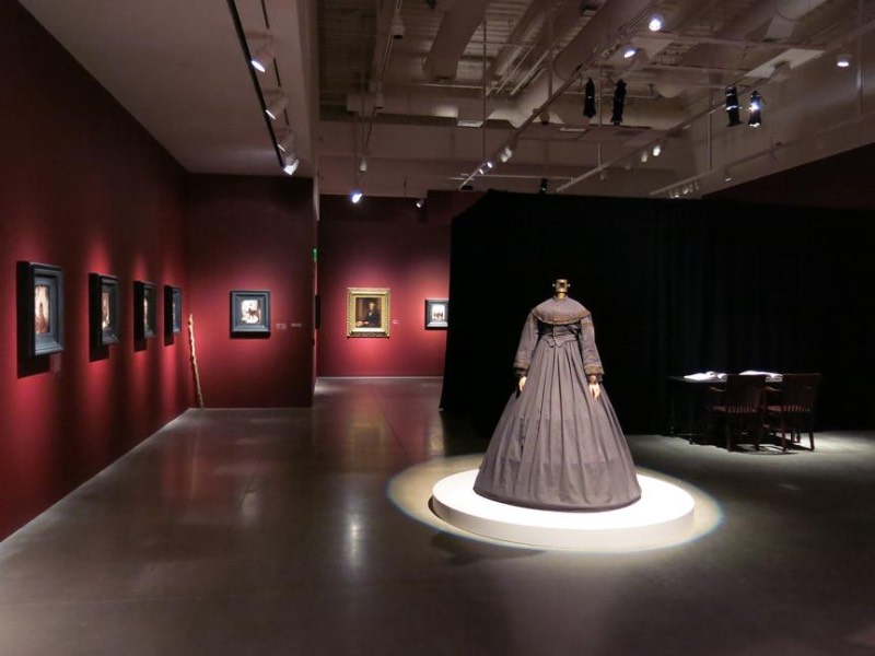 Essa exposição recebeu o nome de Predicting the Past: Zohar Studios, The Lost Years que pode ser traduzida livremente como Prevendo o passado: Os anos perdidos do Zohar Studios. Lá, você pode ver cerca de 30 fotografias diferente, grandes instalações, um armário de curiosidades e um livro que conta toda a história do Zohar Studios. 