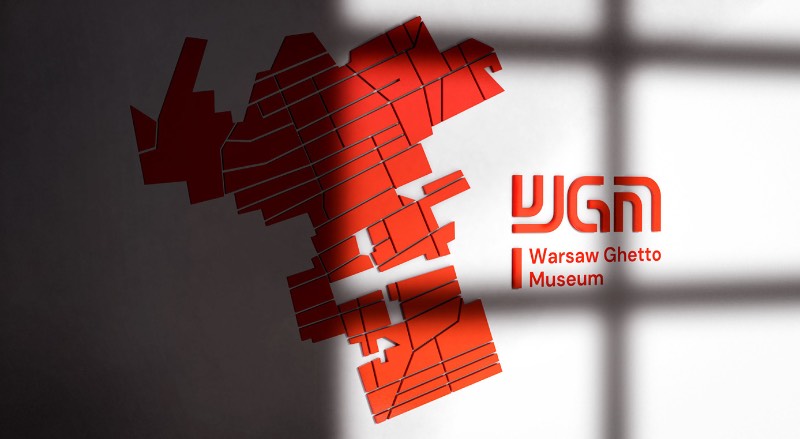 Para se trabalhar com a identidade visual do Museu do Gueto de Varsóvia é preciso pensar sobre a função da memória e como representar todos aqueles que viveram por esse que foi um dos momentos mais dramáticos da história da Segunda Guerra Mundial. Por culpa disso tudo, a abordagem do pessoal da DADADA Studio foi um pouco diferente e até questionou um pouco da estrutura do design gráfico.