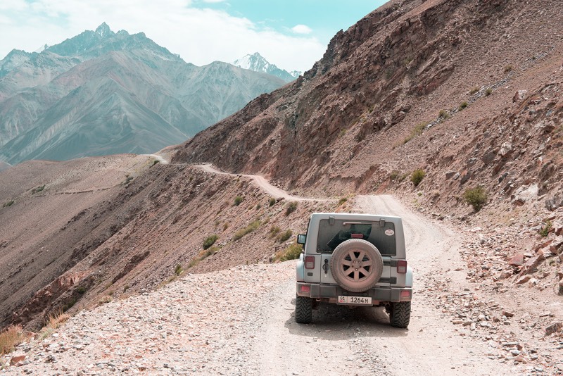 Para muitas pessoas, a Estrada do Pamir é considerada umas das jornadas mais épicas da Ásia Central e uma das trilhas mais épicas do mundo. Em 2019, o fotógrafo norueguês Øystein Sture Aspelund fez uma viagem de ida e volta na M41, como essa estrada é tecnicamente conhecida, e foi do Quirguistão até o Tajiquistão. As fotografias que você vai ver são desse longo passeio.