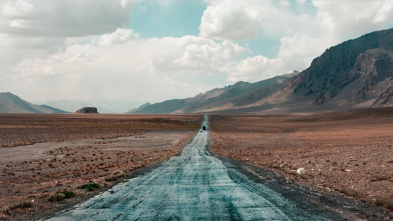 Para muitas pessoas, a Estrada do Pamir é considerada umas das jornadas mais épicas da Ásia Central e uma das trilhas mais épicas do mundo. Em 2019, o fotógrafo norueguês Øystein Sture Aspelund fez uma viagem de ida e volta na M41, como essa estrada é tecnicamente conhecida, e foi do Quirguistão até o Tajiquistão. As fotografias que você vai ver são desse longo passeio.