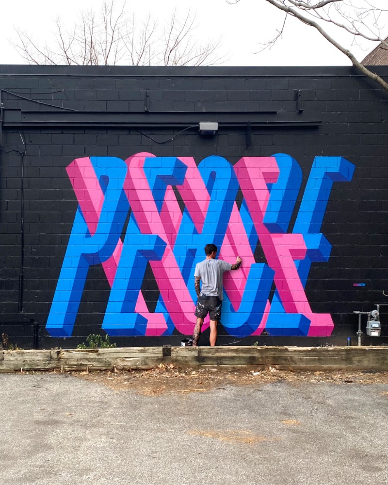 Ben Johnston é um artista cujo portfólio parece ser completamente focado em lettering e tipografia customizada para instalações, murais e arte pública. Aqui, eu resolvi explorar o que ele anda fazendo quando se trata de murais e as imagens que acabei selecionando para esse artigo são, essencialmente, nessa área de trabalho.