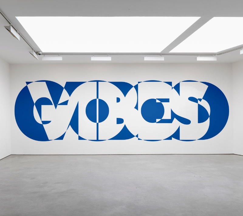 Ben Johnston é um artista cujo portfólio parece ser completamente focado em lettering e tipografia customizada para instalações, murais e arte pública. Aqui, eu resolvi explorar o que ele anda fazendo quando se trata de murais e as imagens que acabei selecionando para esse artigo são, essencialmente, nessa área de trabalho.